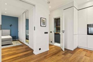 Anda üürile pikemaks ajaks kõrgete lagedega 2-toaline korter Pärnu mnt 62a.