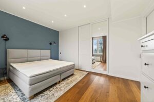 Anda üürile pikemaks ajaks kõrgete lagedega 2-toaline korter Pärnu mnt 62a.