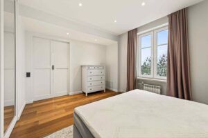 Anda üürile pikemaks ajaks kõrgete lagedega 2-toaline korter Pärnu mnt 62a.