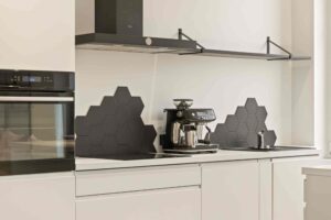 Anda üürile pikemaks ajaks kõrgete lagedega 2-toaline korter Pärnu mnt 62a.