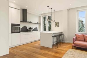 Anda üürile pikemaks ajaks kõrgete lagedega 2-toaline korter Pärnu mnt 62a.