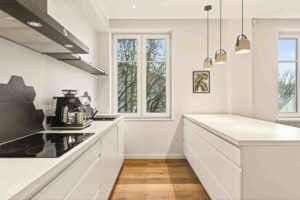 Anda üürile pikemaks ajaks kõrgete lagedega 2-toaline korter Pärnu mnt 62a.