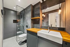 Anda üürile pikemaks ajaks kõrgete lagedega 2-toaline korter Pärnu mnt 62a.