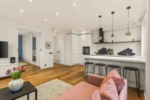 Anda üürile pikemaks ajaks kõrgete lagedega 2-toaline korter Pärnu mnt 62a.