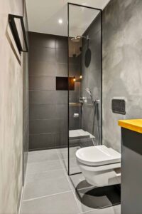 Anda üürile pikemaks ajaks kõrgete lagedega 2-toaline korter Pärnu mnt 62a.