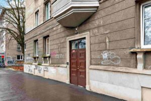 Anda üürile pikemaks ajaks kõrgete lagedega 2-toaline korter Pärnu mnt 62a.