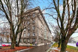 Anda üürile pikemaks ajaks kõrgete lagedega 2-toaline korter Pärnu mnt 62a.