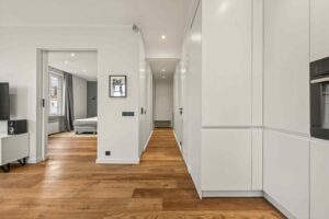 Anda üürile pikemaks ajaks kõrgete lagedega 2-toaline korter Pärnu mnt 62a.