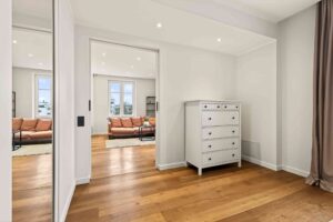 Anda üürile pikemaks ajaks kõrgete lagedega 2-toaline korter Pärnu mnt 62a.