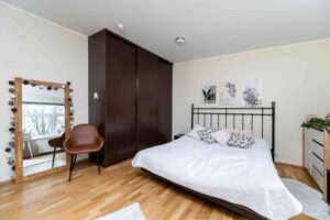 Üürile anda 2-toaline korter kõrgelt hinnatud asukohas Rohu tänaval.