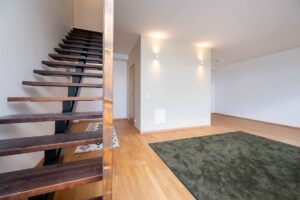 Avar 3-toaline katusekorter läbi kahe korruse T1 kõrval.